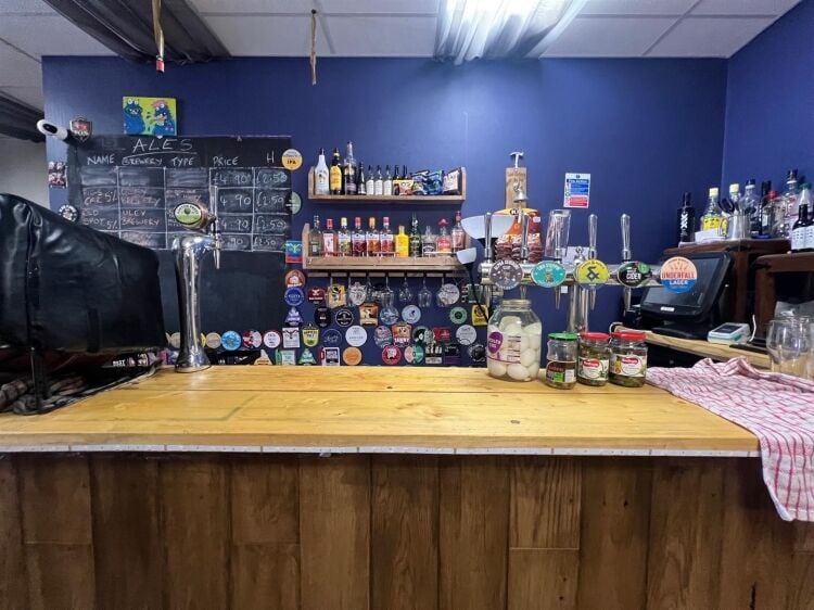 A microbrewery of approximately 464 ft² benefiting from an alcohol premises license and beer pumps. the shop is situated in a position position o Photo 5