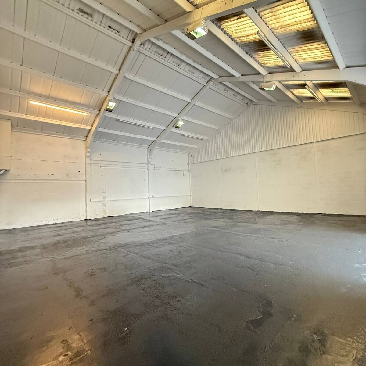 Industrial Unit for Lease in Aylesbury Buckinghamshire with Good Transport Links Photo 5