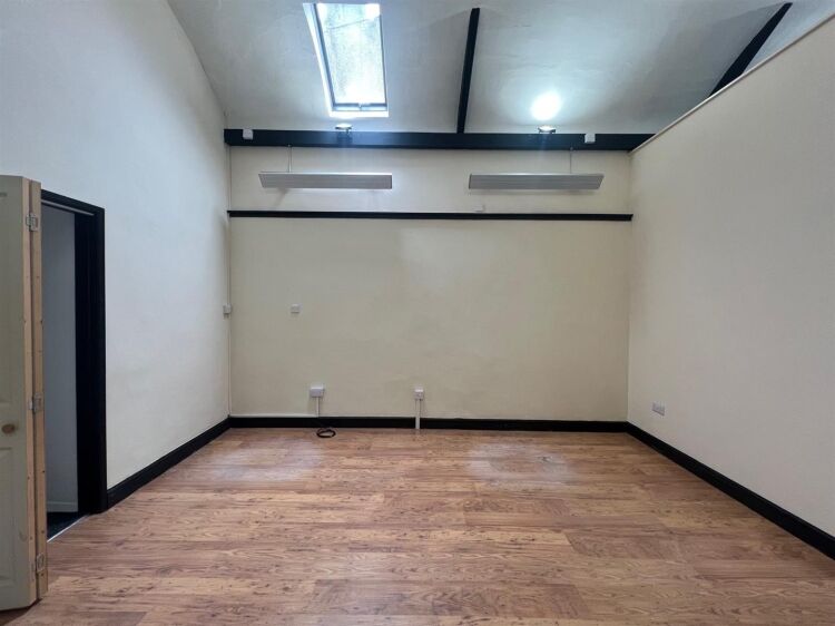 Unique office or studio space in a former chapel located in Bristol with convenient amenities Photo 5