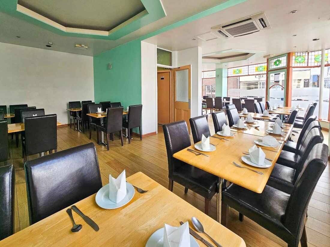 A fantastic corner-positioned restaurant/retail unit To Let Photo 5