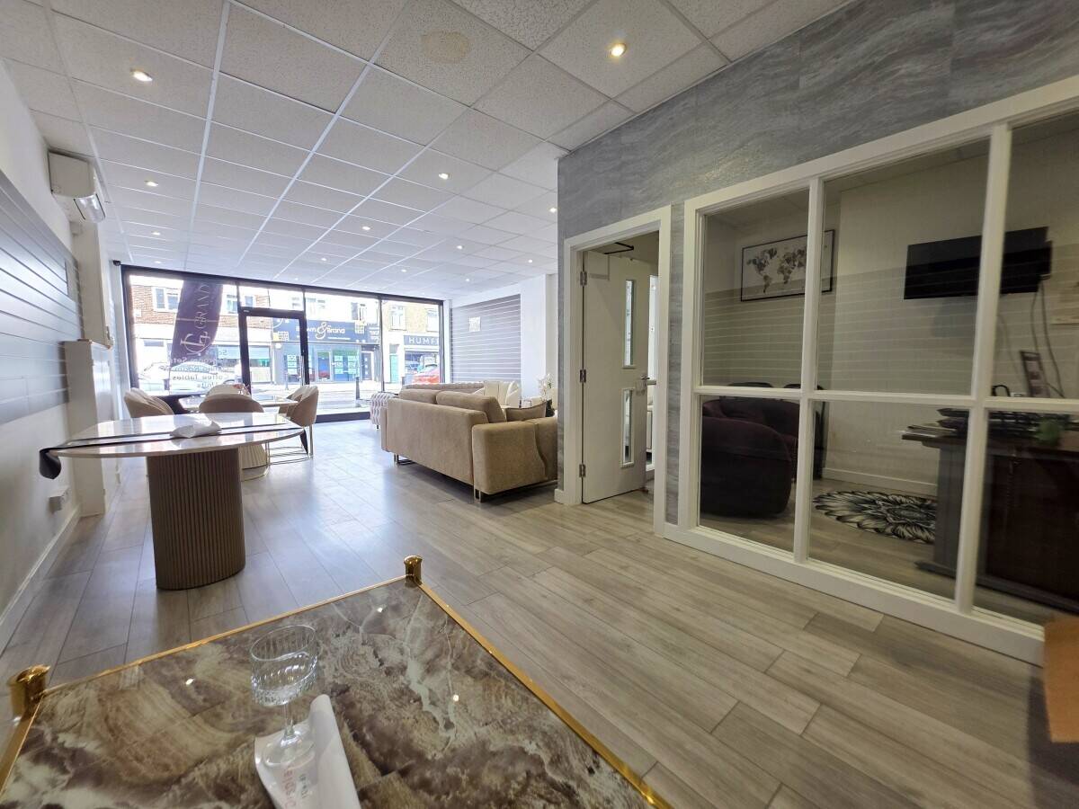 RETAIL SHOP/OFFICE - APPROX 742 SQ. FT. Photo 6