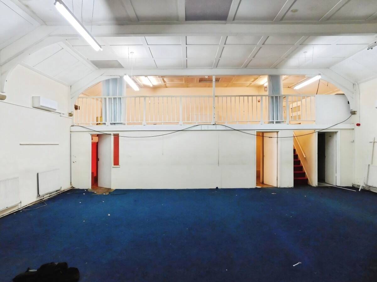 Detached Victorian Hall Available for Short-Term Lease in Reading Berkshire Photo 5