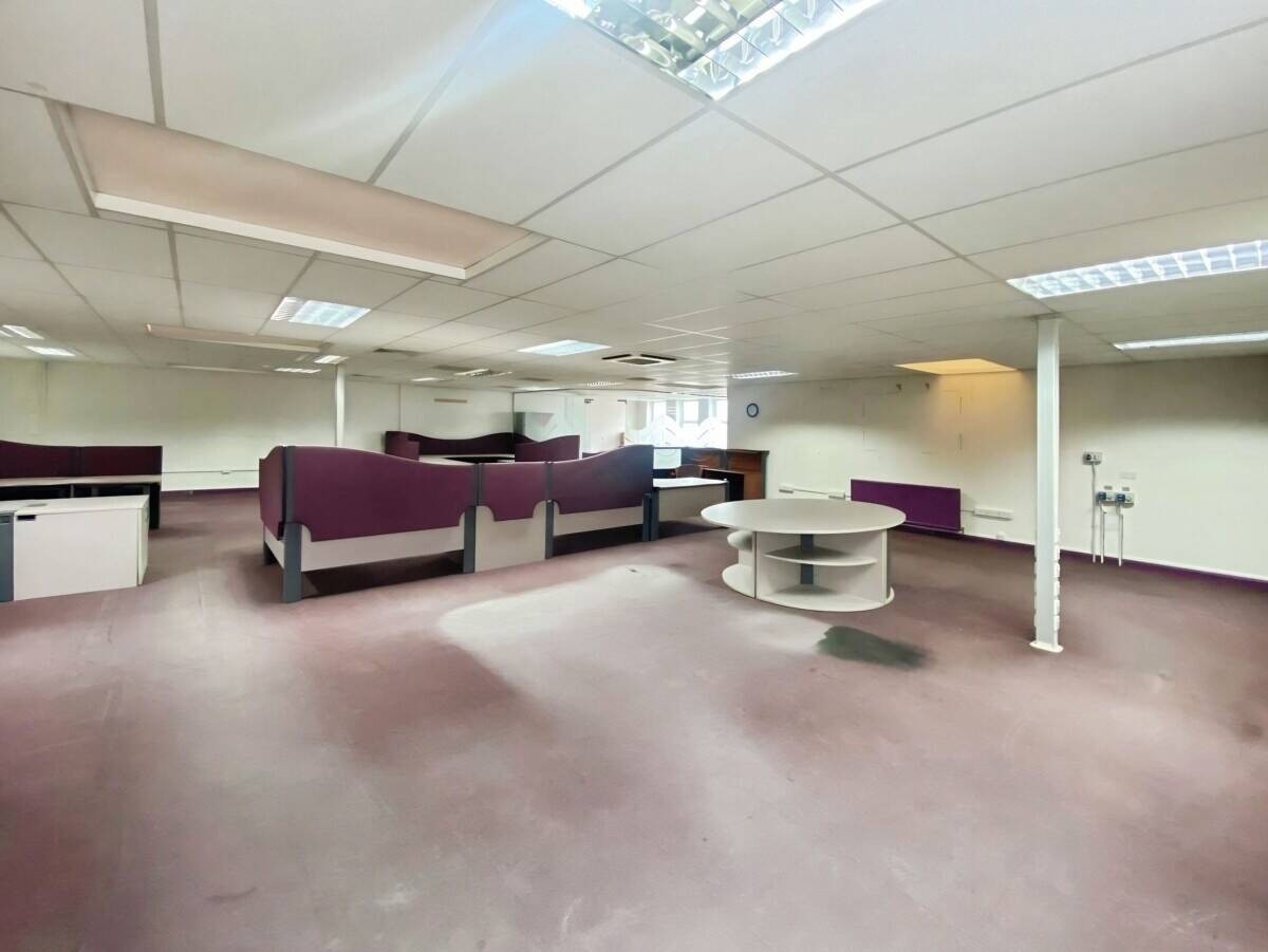 Modern Self-Contained Office with Parking in Reading Berkshire Near Town Centre Photo 5