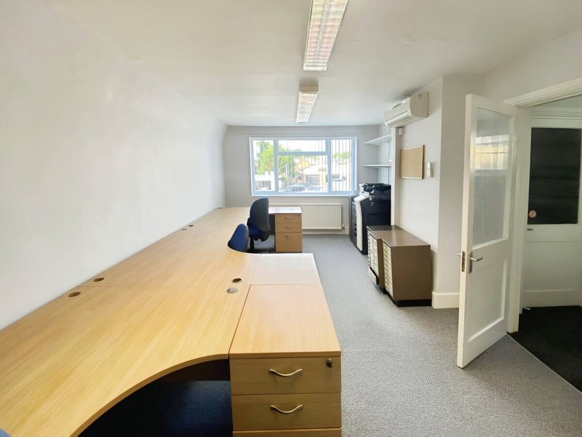 Freehold Investment Property with Two Commercial Units in Reading Berkshire Photo 5