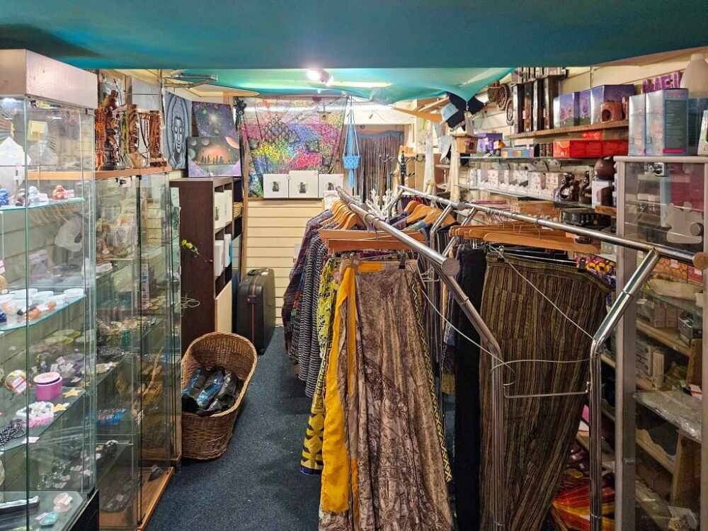 A vacant retail unit in a prime location to Let Photo 5