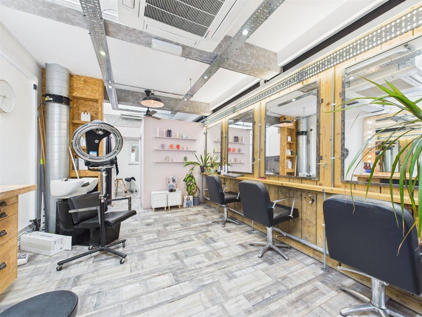Commercial Unit for Sale in Shoreditch London with Established Hair and Beauty Salon Setup Photo 5