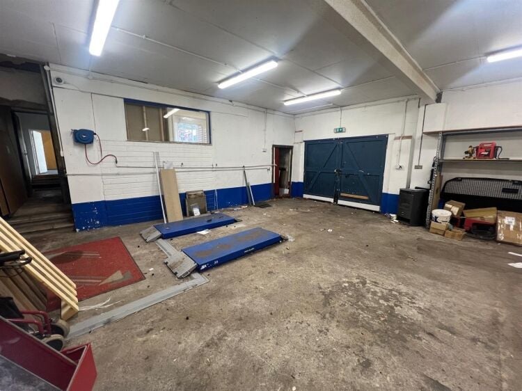 Mixed-use property in Bristol with ground floor shop, workshop, and 2-bedroom flat above Photo 5