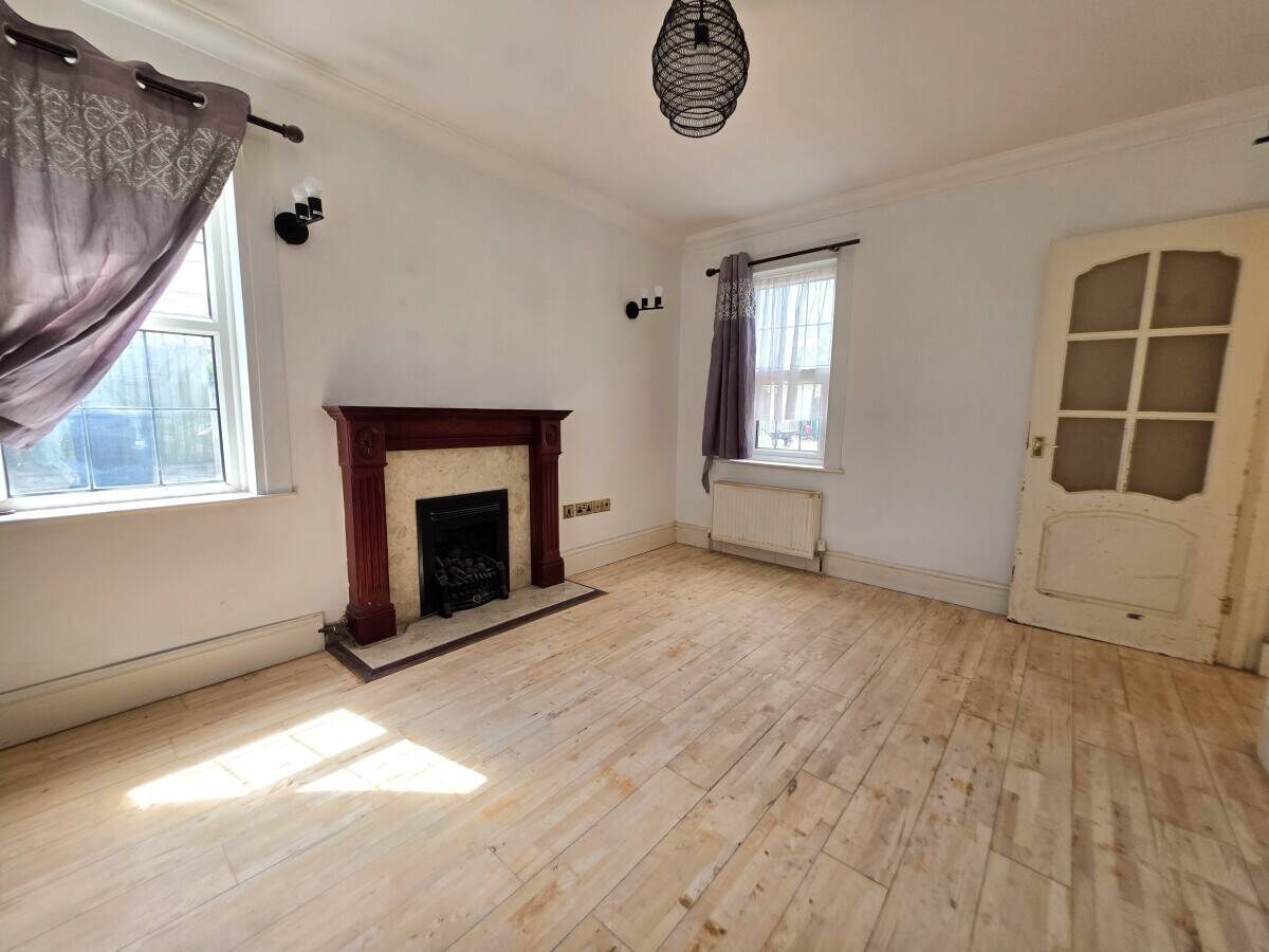 Detached Mixed-Use Property for Sale in Chelmsford Essex with Retail Unit and 3-Bedroom House Photo 5