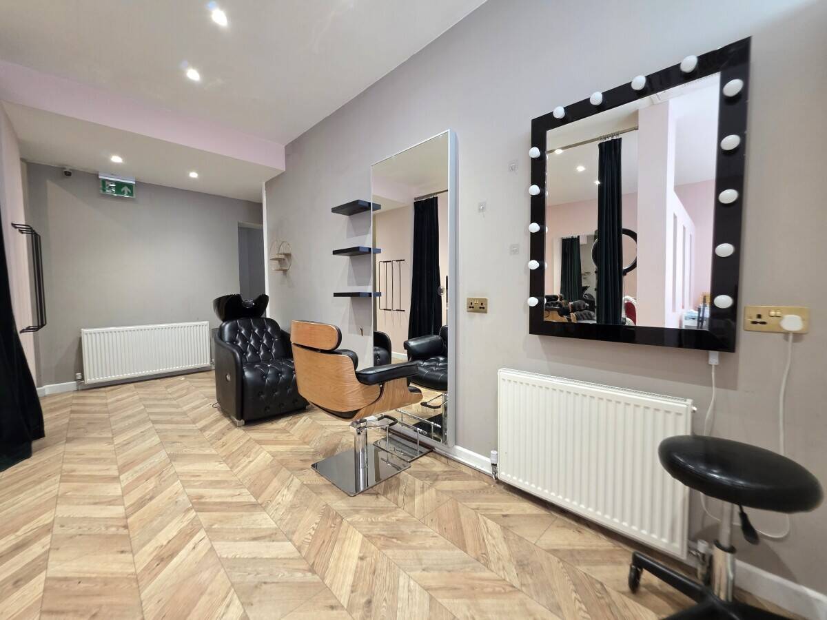 Fully Fitted Beauty & Hair Salon – Westcliff Photo 5