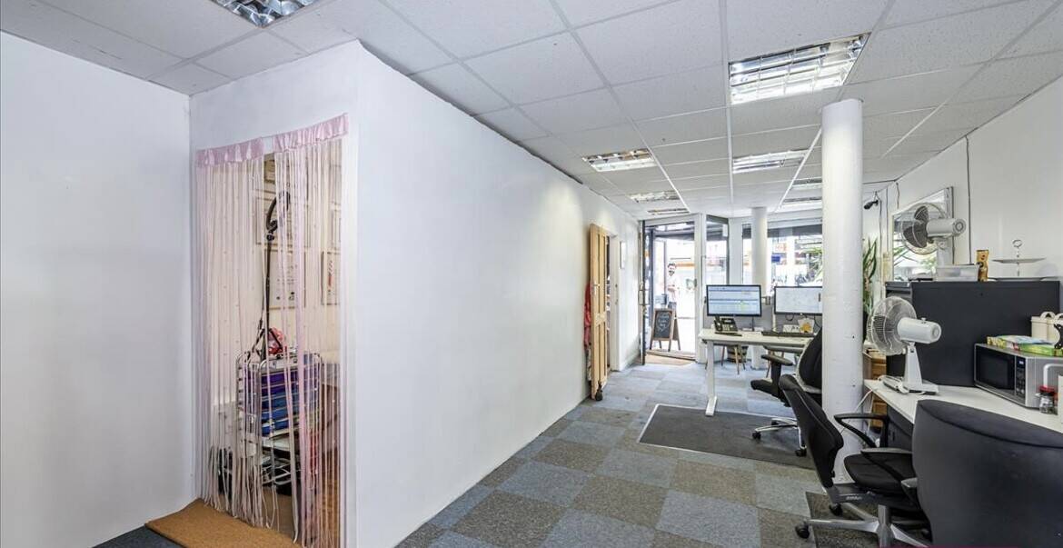 Leasehold corner unit for sale in West Hampstead London with a 15-year lease available Photo 5