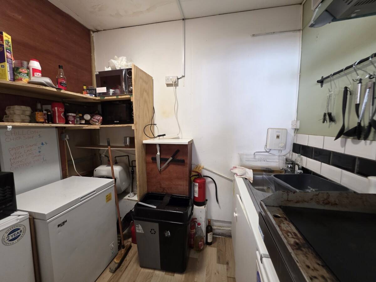 RETAIL SHOP WITH PREMISES LICENCE Photo 5