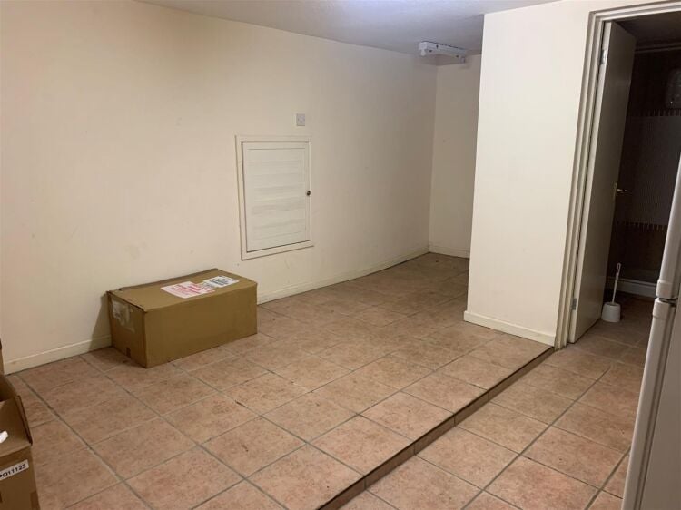 Mixed use freehold investment opportunity in Bristol with retail unit, maisonette, and workshop Photo 5