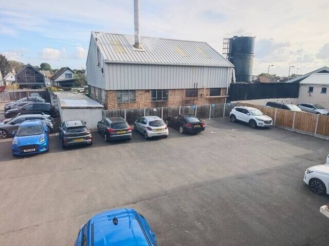 FIRST FLOOR OFFICES TO LET WITH PARKING Approx. 1,200 SQ FT - £13,800 PA – Leasehold - Hadleigh Photo 5
