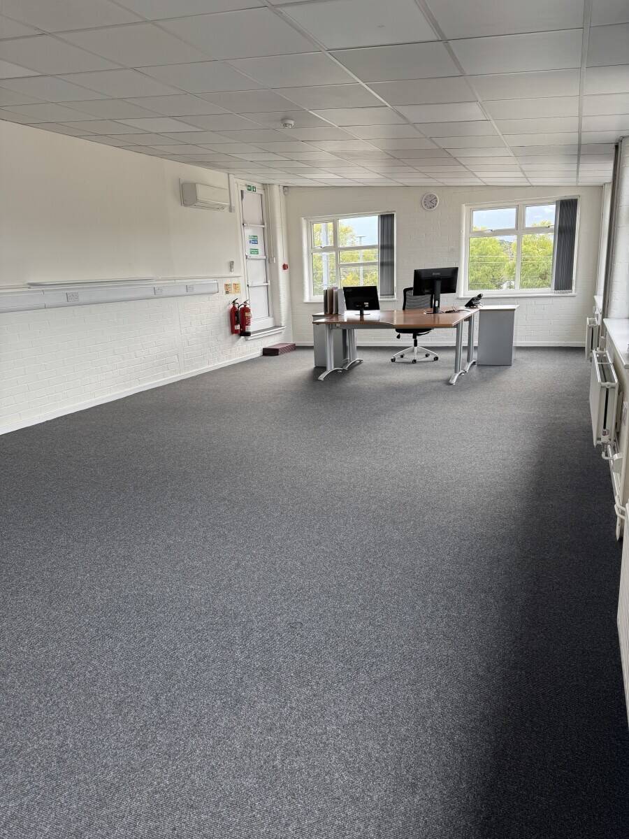 Modern Two-Floor Office Space With Storage in Potters Bar Hertfordshire Near the Station Photo 5