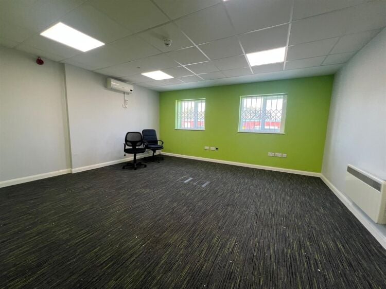 Modern industrial unit for sale in Eastpark Trading Estate, Bristol with office and parking Photo 5