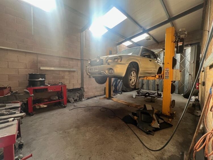 Vehicle repair business for sale in Bedminster, Bristol with comprehensive equipment included Photo 5
