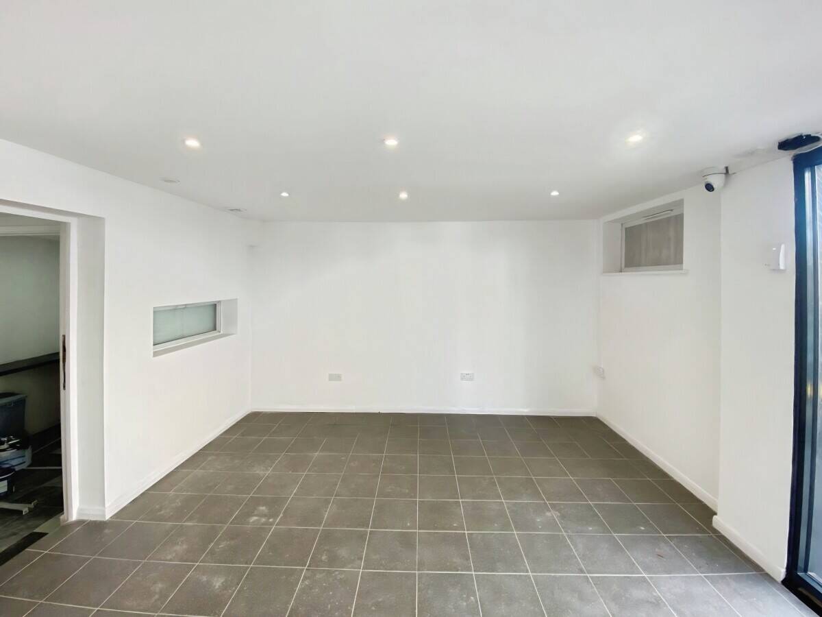 Self-contained E-Class premises of approx. 270 sq.ft (25m²) off busy Caversham Road, Reading Photo 5