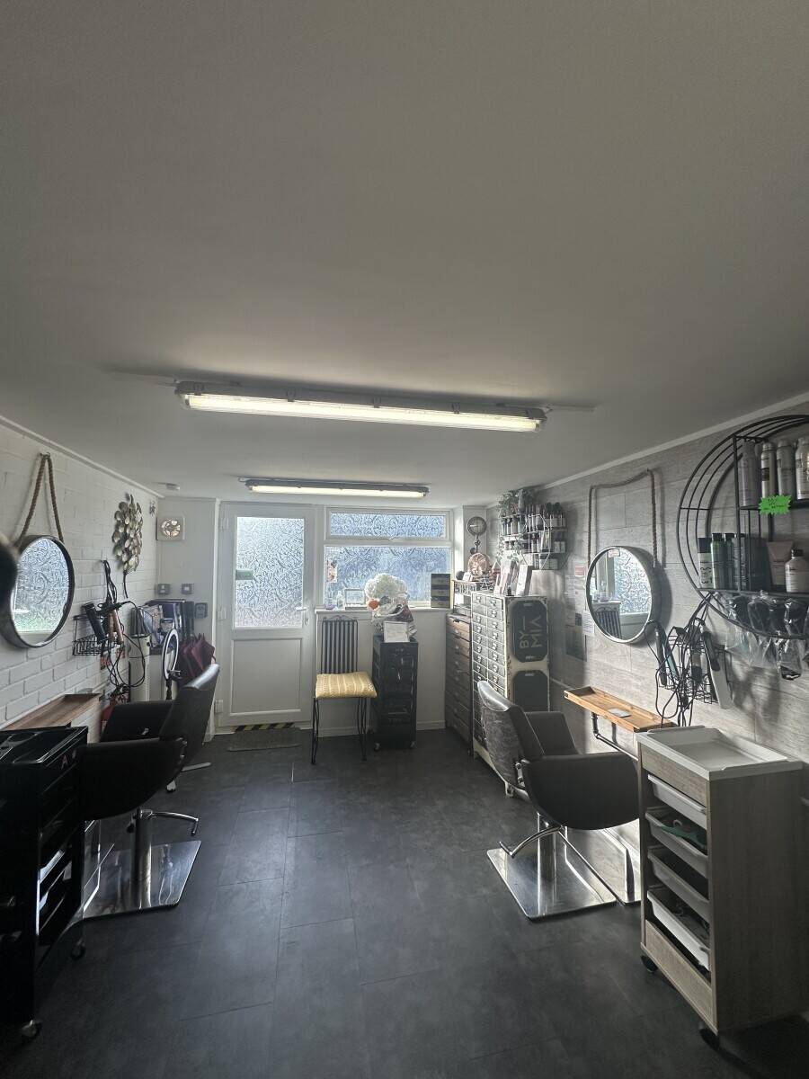 Freehold salon and beauty room with 3 bedroom accommodation in Ashford Kent available for sale Photo 5
