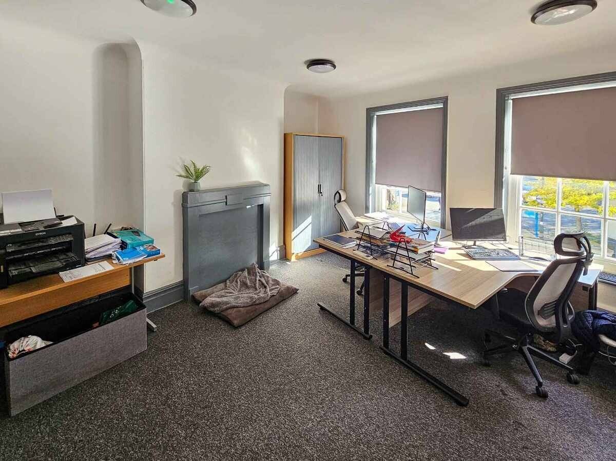 Serviced offices for sale in St Marychurch, Torquay, Devon with flexible terms and amenities Photo 5