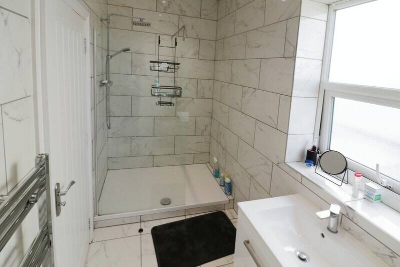 Mixed-use shop with two flats and garages for sale in Rochford Essex Photo 6