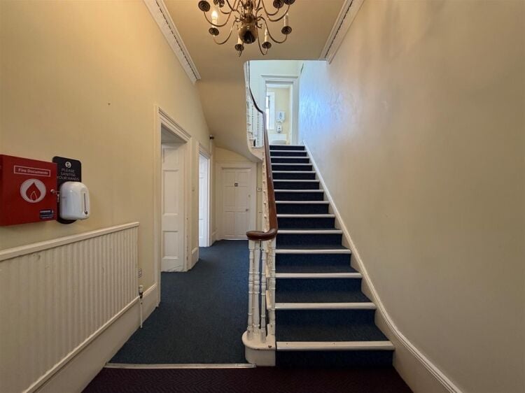 An attractive grade ii listed period office building providing approximately 1,440 sq ft (net internal area) / 2,078 sq ft (gia) arranged over 3 floor Photo 5