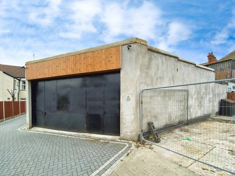 Mixed investment property for sale in Westcliff on Sea Essex with refurbishment potential Photo 5