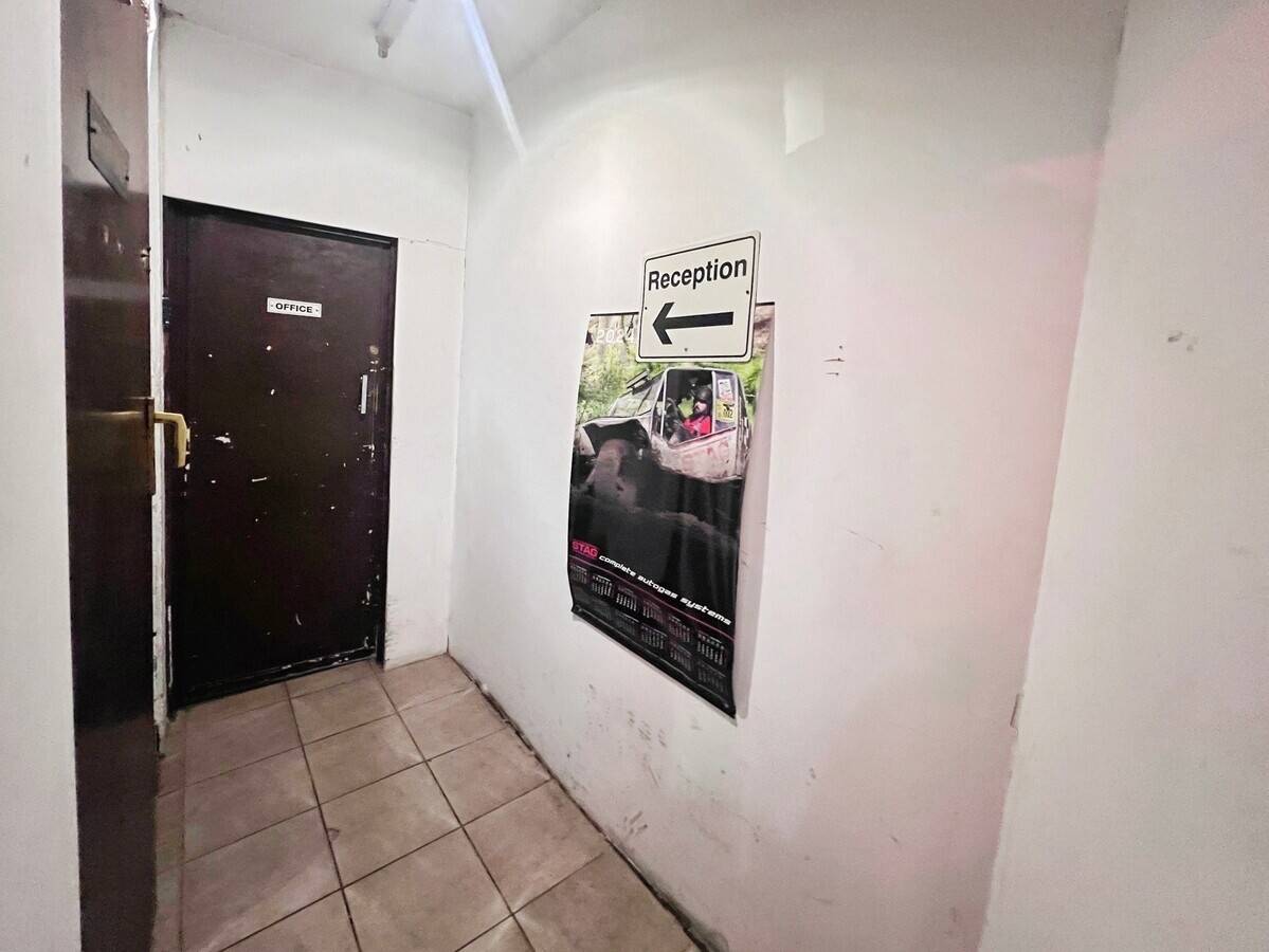 Garage Workshop Available in West Bromwich with Two Ramps and Immediate Access Photo 5