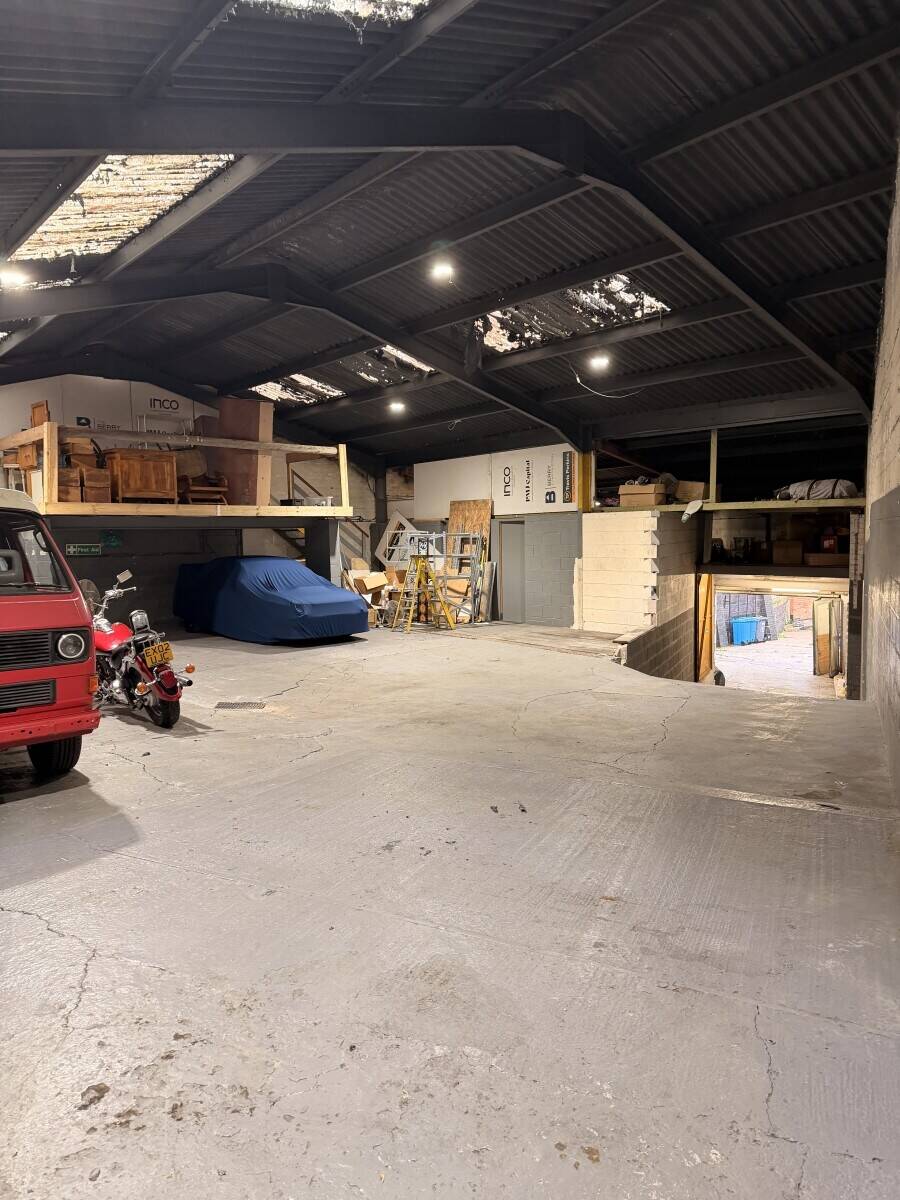 Freehold garage and storage unit for sale in Derby Derbyshire with 3,500 sq ft of space Photo 5