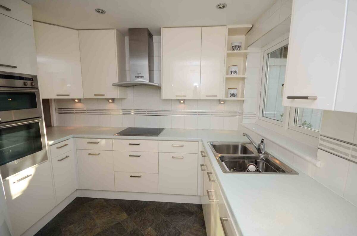 Mixed-Use Property for Sale in Brixham Harbour with Apartment and Retail Space Photo 5