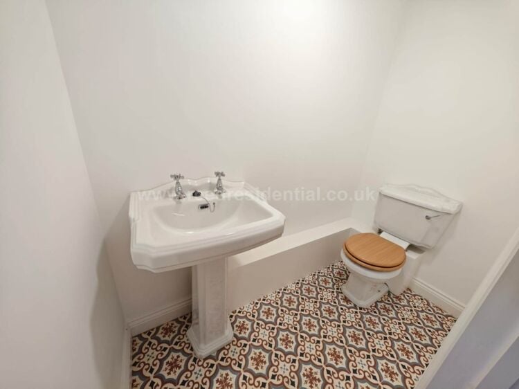 Mixed-use coach house with apartment and studios in Westcliff on Sea Essex for sale Photo 5
