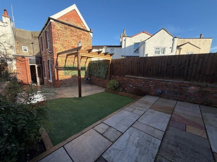 Versatile 1,400 ft² studio space for sale in Bristol with gym and garden amenities Photo 5