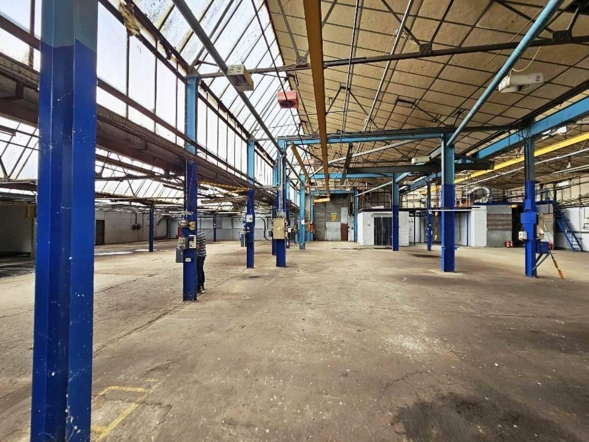 Freehold 16,000 sq. ft. industrial premises with crane in South East Essex complex Photo 5
