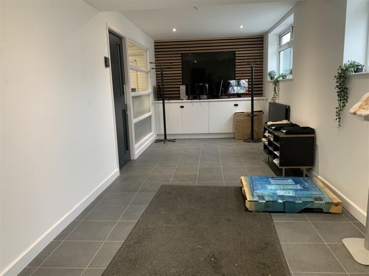 Industrial unit for sale in Bristol with warehouse space, offices, and convenient access to routes Photo 5