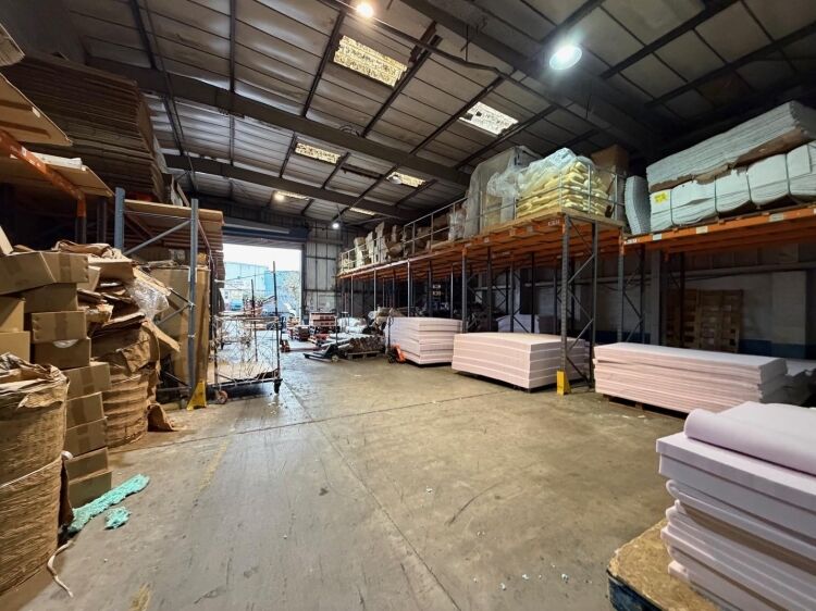Large industrial unit with office space in Bristol, 11,675 ft² plus 1,700 ft² mezzanine available  Photo 5