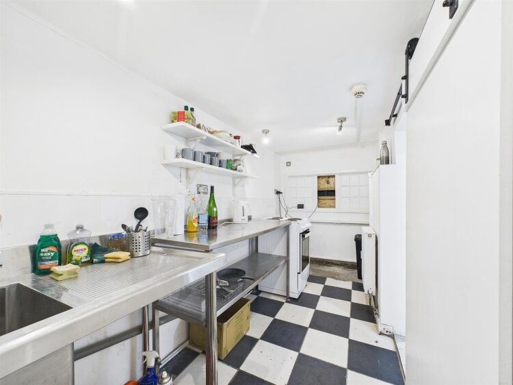 Vacant ground floor shop office studio in Bristol on Cheltenham Road with modern amenities Photo 5