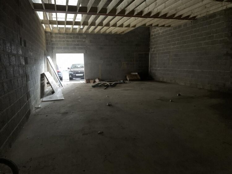 Industrial and retail units for sale in central Bristol with ample parking and modern amenities Photo 5