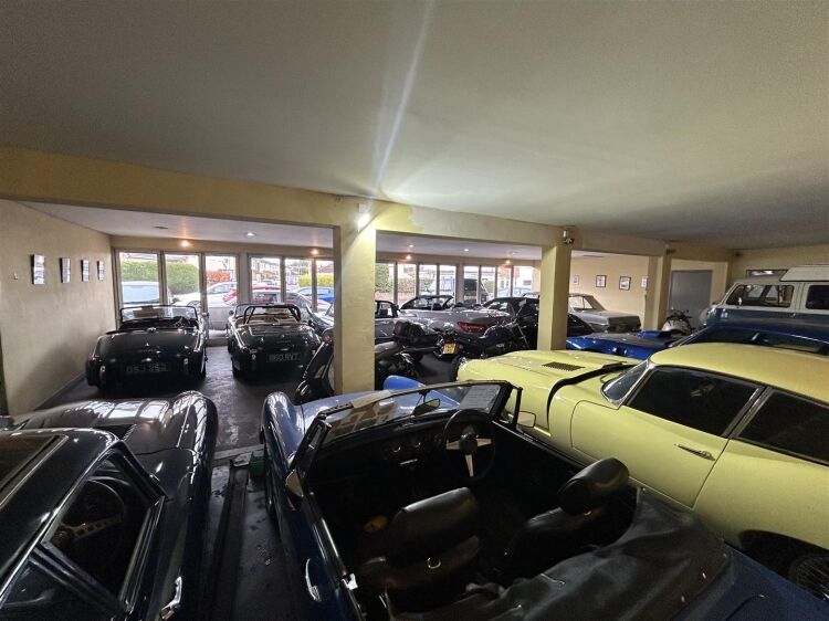 A ground floor former car showroom extending to approximately 1,826 sq ft. the property features a large, highly prominent frontage and benefits from Photo 5