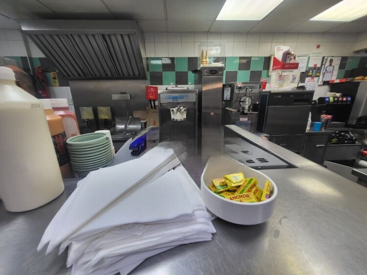 Franchise Fast Food Business for Sale in South London with High Visibility and Foot Traffic Photo 5