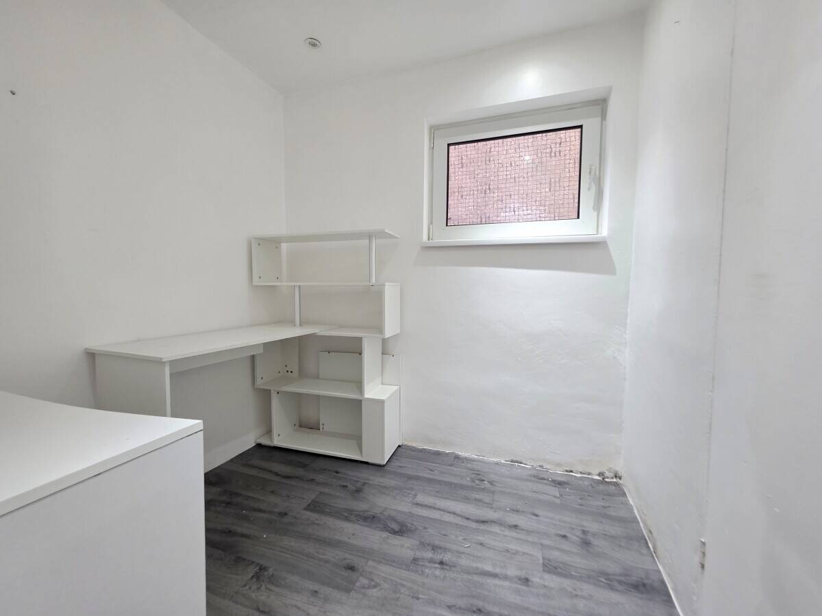 Retail Unit for Sale in Central Benfleet, Essex with Strong Foot Traffic and Adaptable Space Photo 5
