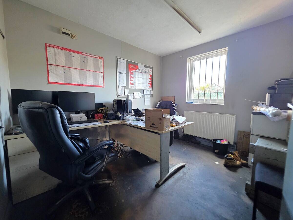 Industrial unit for sale in Rochford Essex with office space and transport access Photo 5