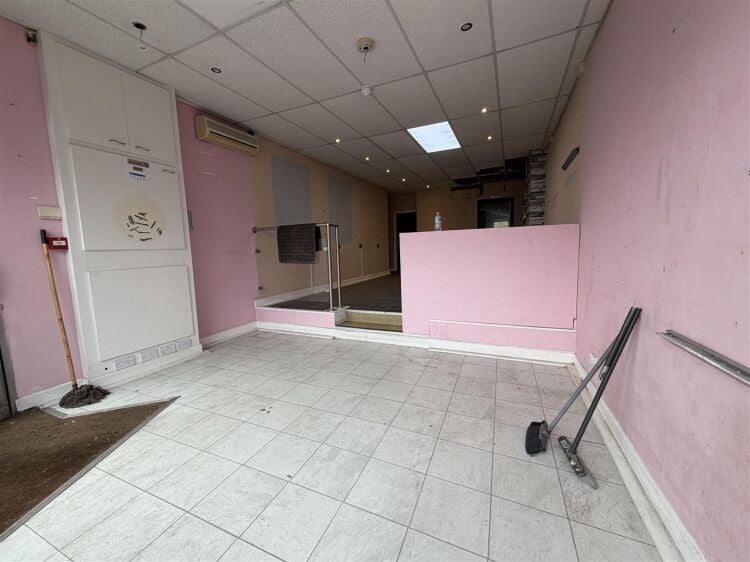 Mixed-use property in Bristol with vacant retail unit and 3-bedroom maisonette above Photo 5