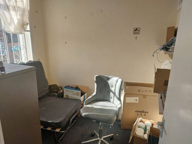 Spacious First Floor Room TO LET above a Nail Bar, Acomb Court, Acomb, York, YO24 3BJ Photo 5
