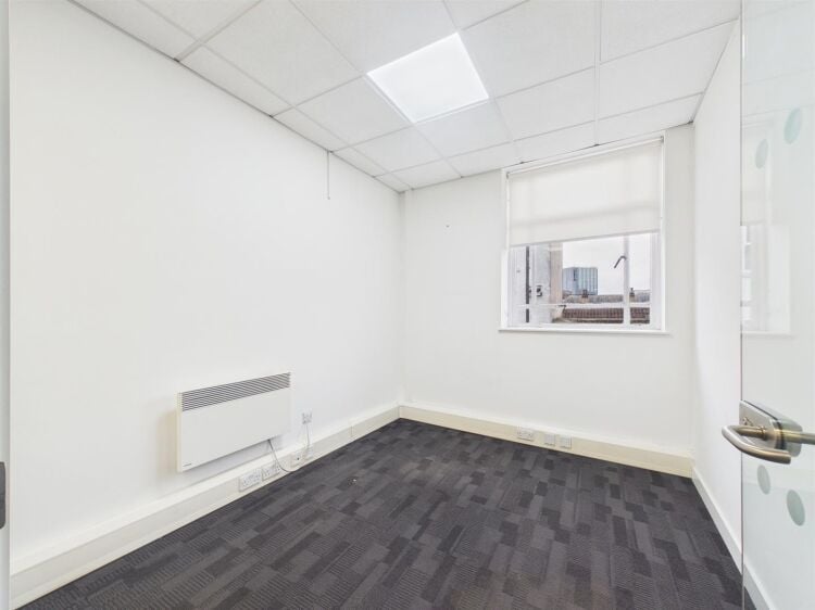 Modern second-floor office space for sale in Bristol, approximately 1,800 ft² with air conditioning Photo 5