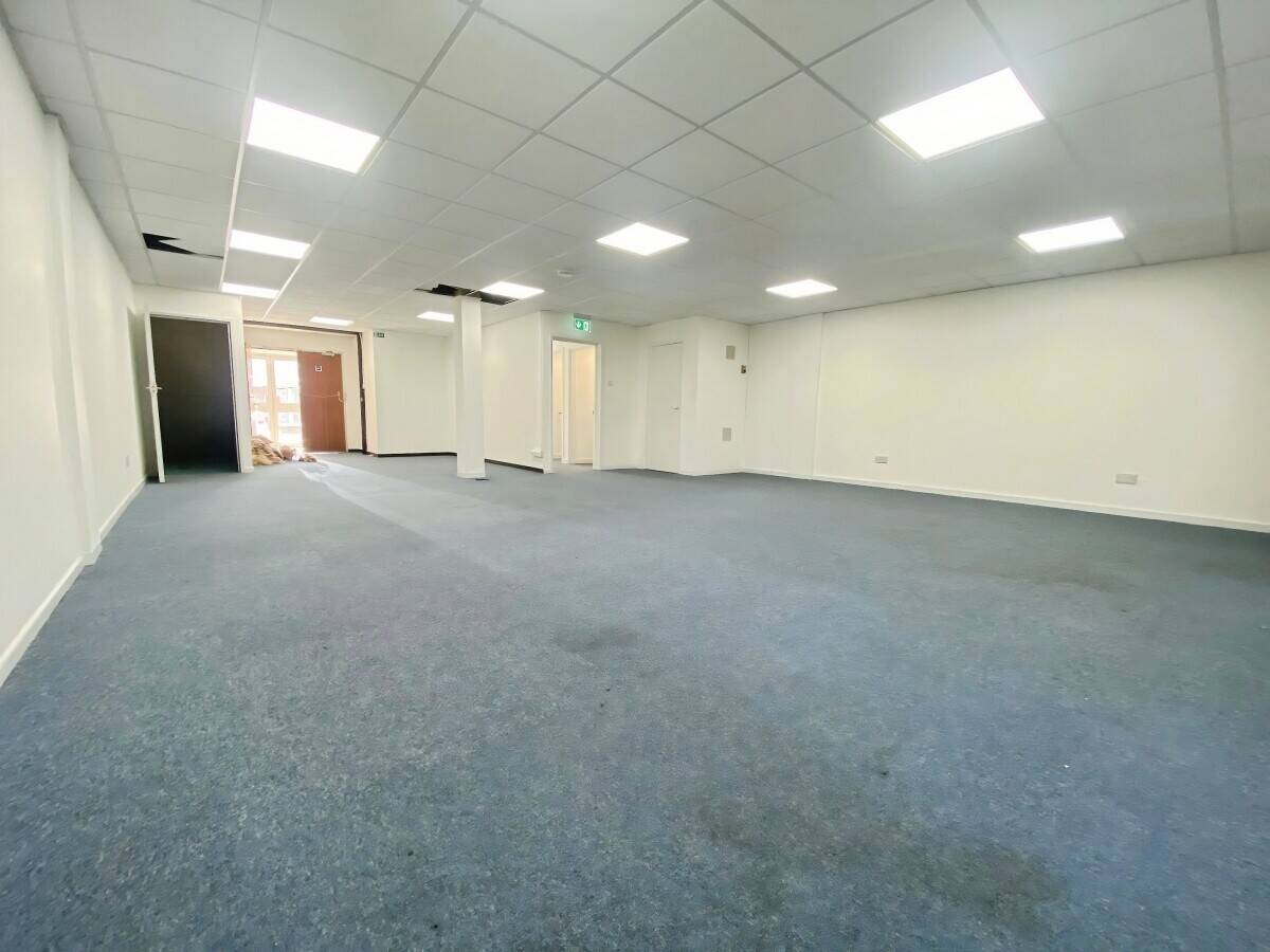 Office and Light Industrial Space for Sale in Caversham, Reading, Berkshire, 2,200 sq ft Photo 5