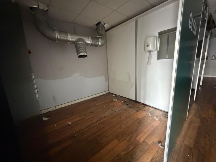 A ground floor retail unit extending to approximately 750 sq ft, most recently trading as a tanning salon. Photo 5