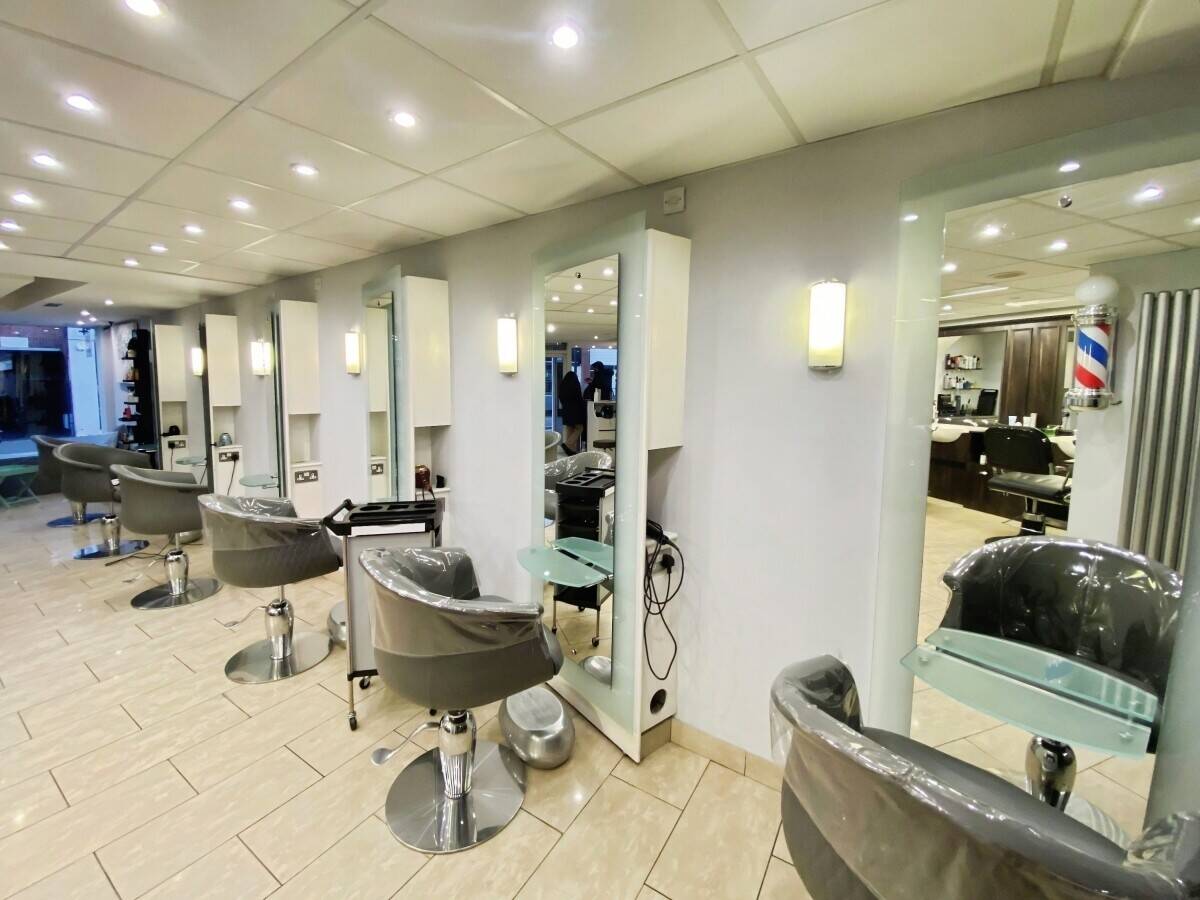 Fully Fitted Hair Salon Premises – Ready to Trade – Busy Chertsey High Street, Surrey Photo 5