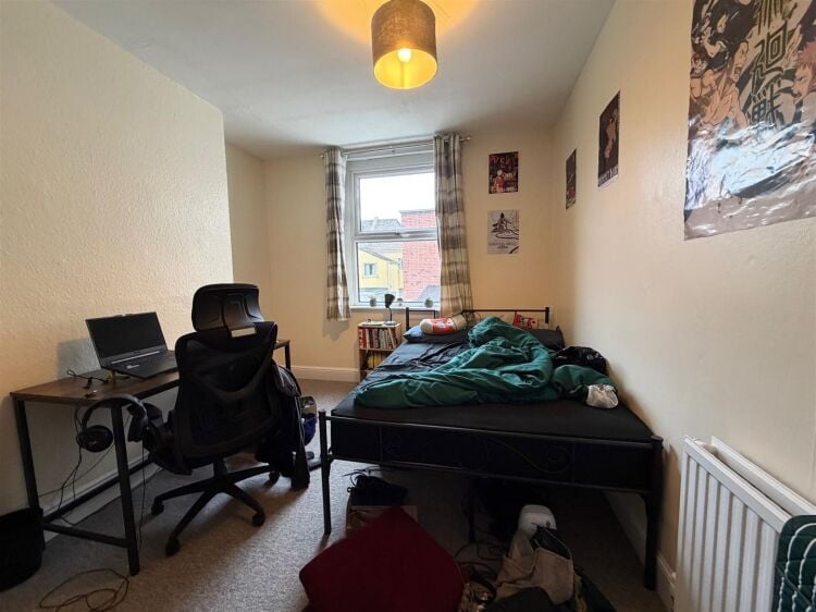 Mixed-use investment property in Bristol with retail unit and two residential flats available. Photo 5