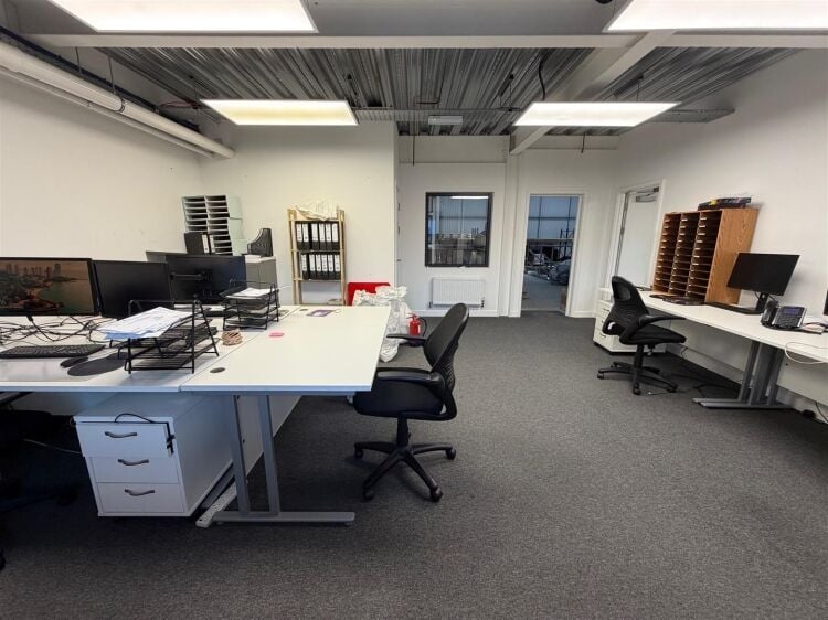 Well-presented warehouse unit with office space for sale in Bristol, 6,677 ft² in a modern park. Photo 5