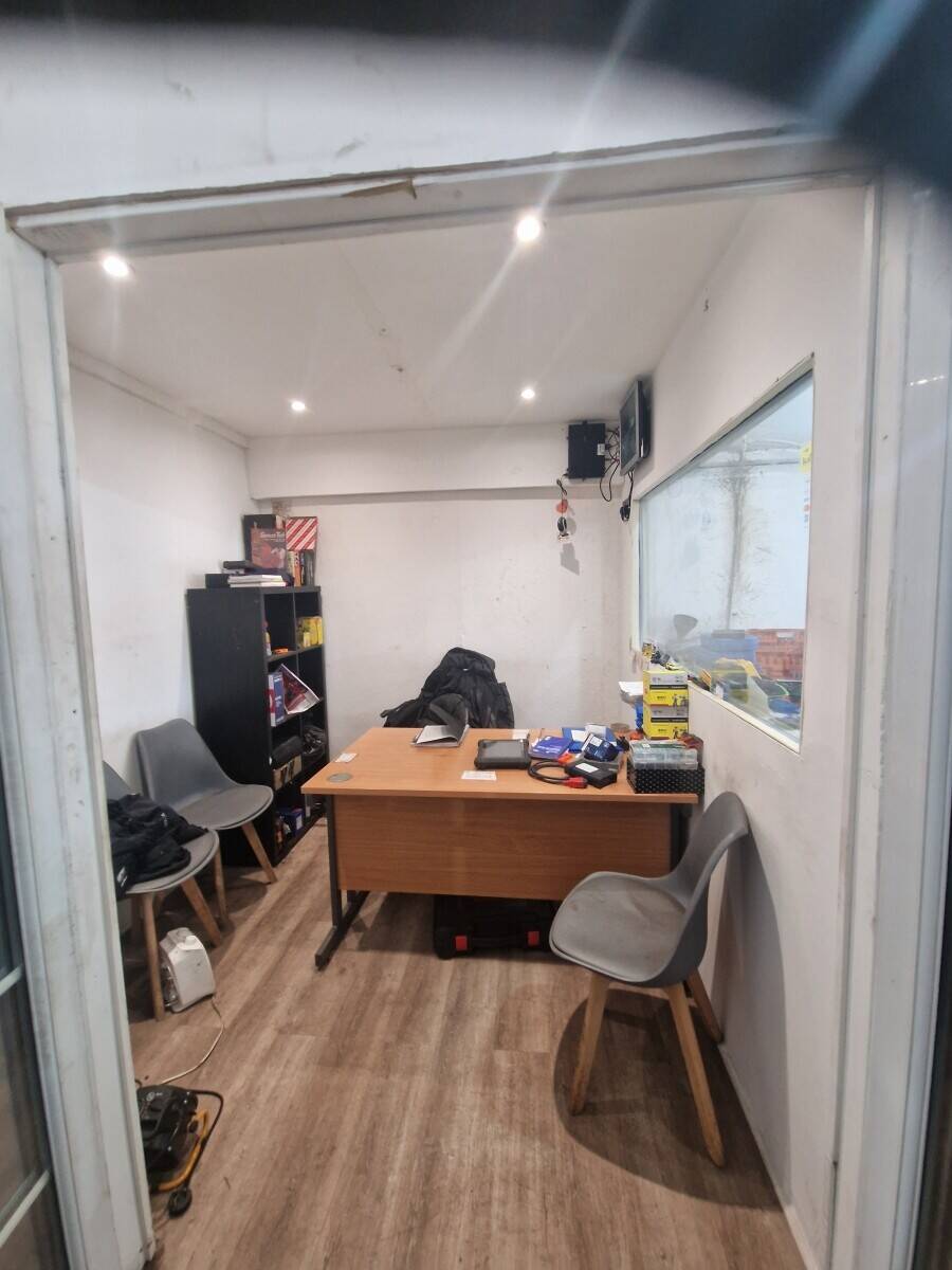 Mechanic and Tyre Shop for Sale in Brent Cross London with Full Equipment and Strong Income Potentia Photo 5
