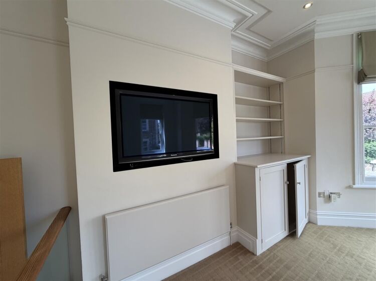 Bright 270 sq ft office space in Bristol with natural light and shared kitchen access Photo 5